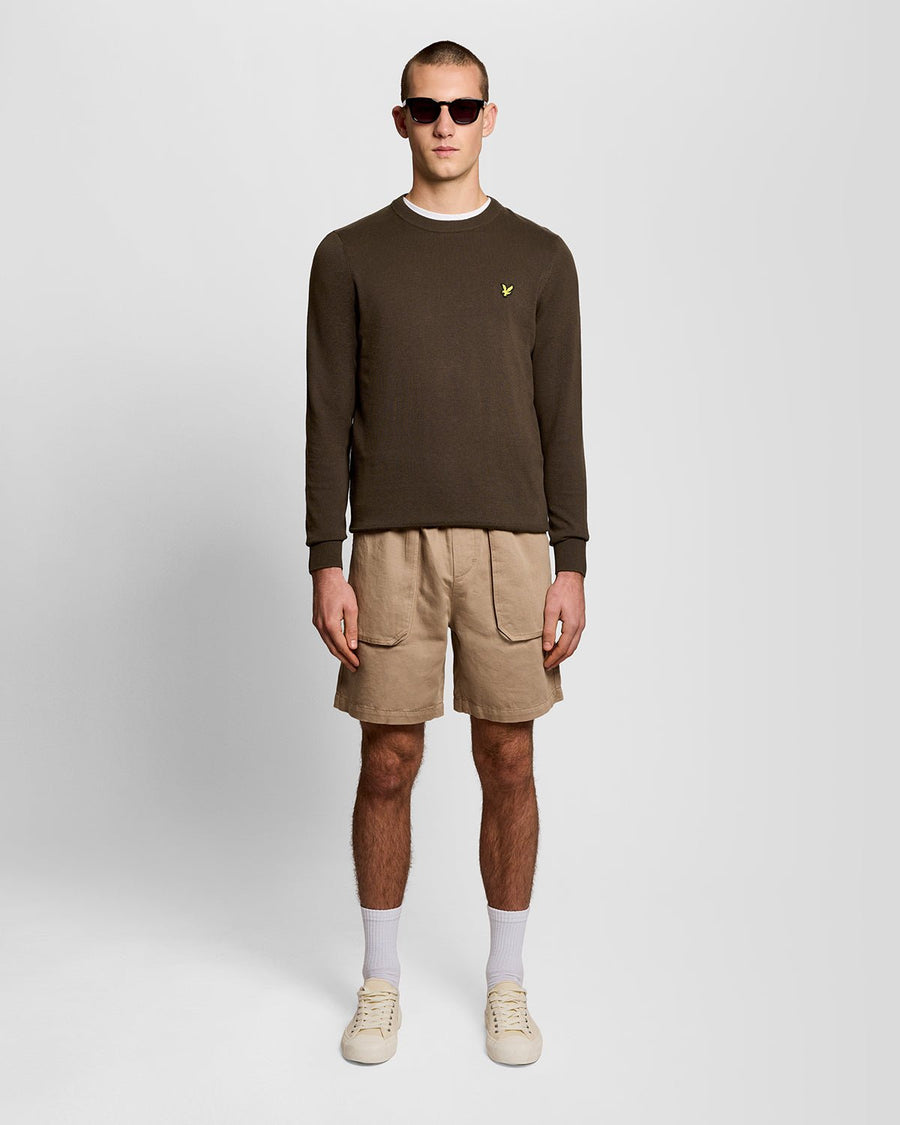 Uomo con maglione girocollo in cotone color ebano
