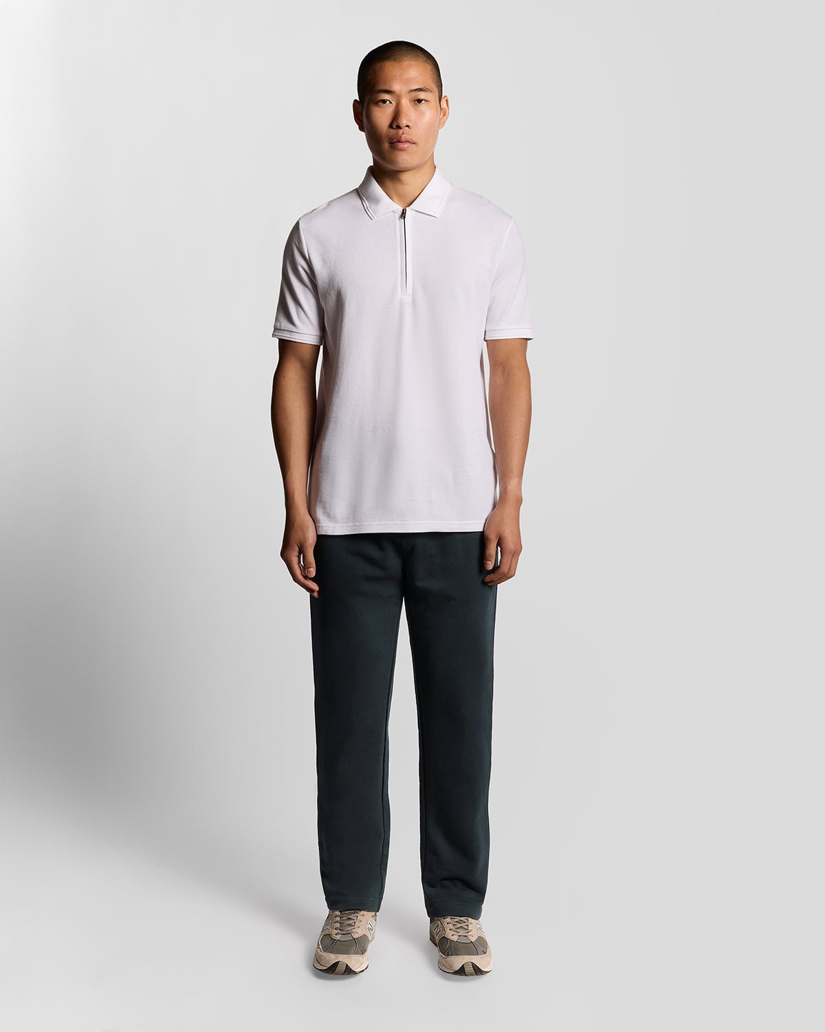 Homme portant un pantalon de jogging en coton à coupe droite, bleu marine foncé