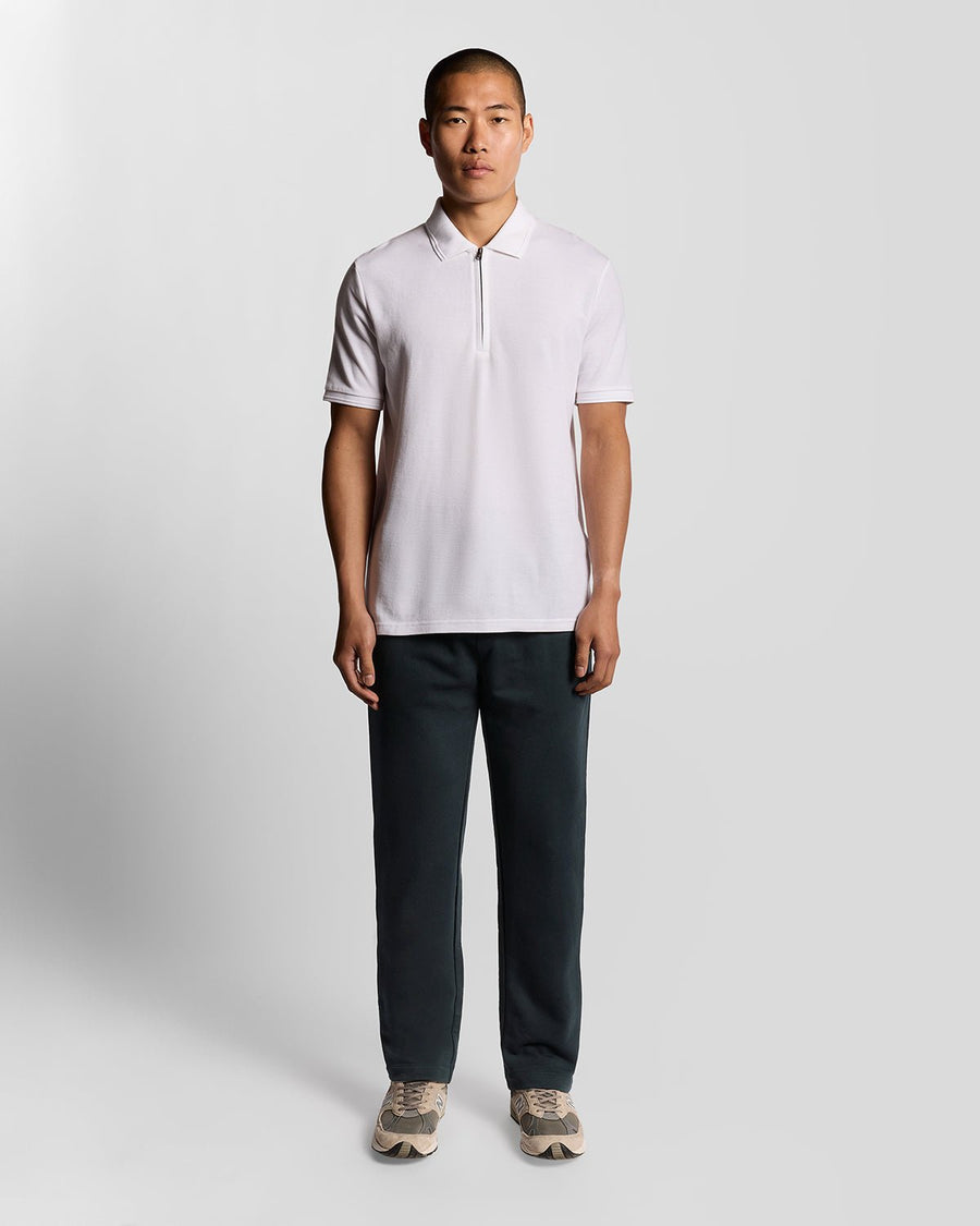 Homme portant un pantalon de jogging en coton à coupe droite, bleu marine foncé