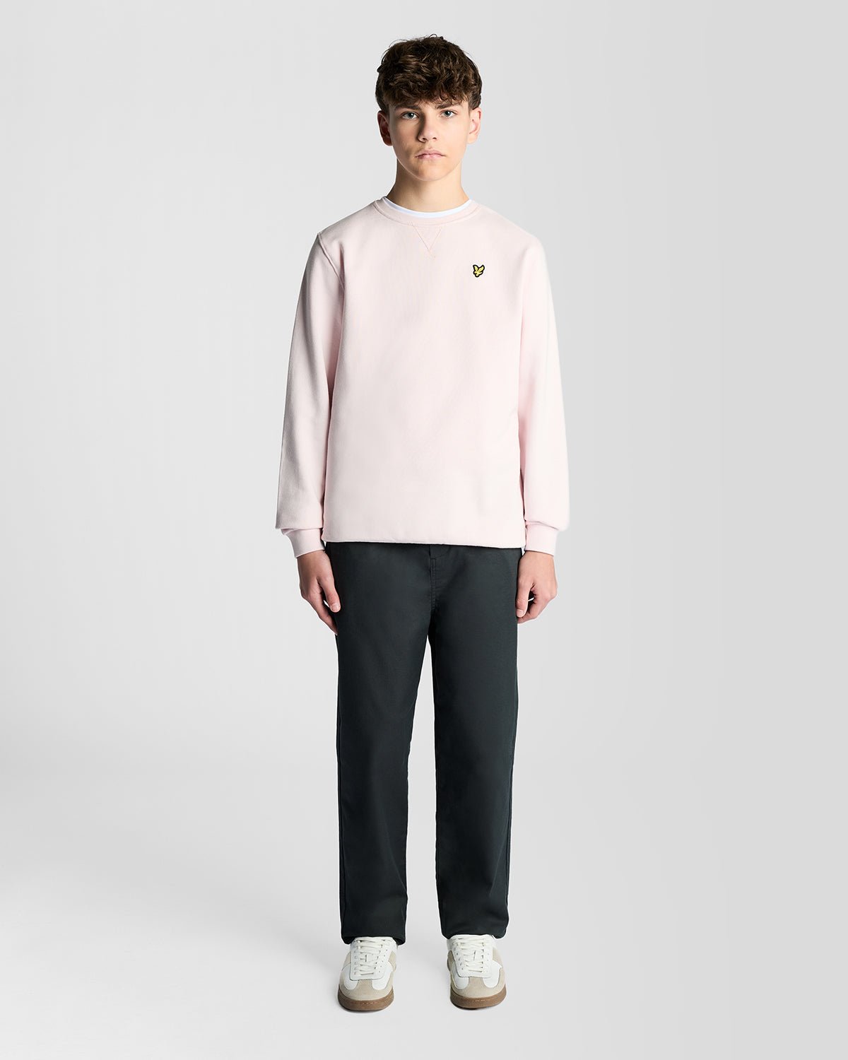 Uomo con felpa girocollo in cotone rosa chiaro