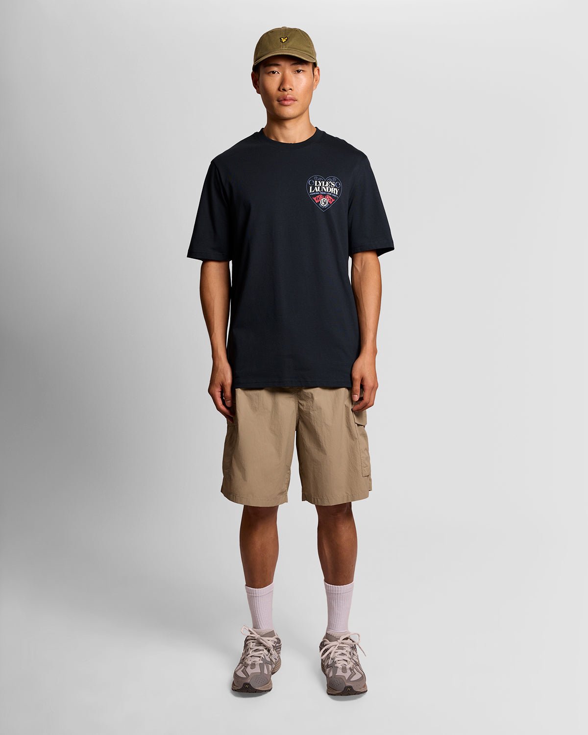 Homme portant un t-shirt à motif sur la poitrine, bleu marine foncé