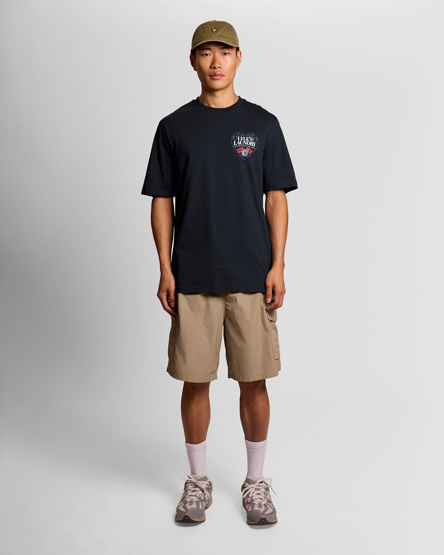 Homme portant un t-shirt à motif sur la poitrine, bleu marine foncé