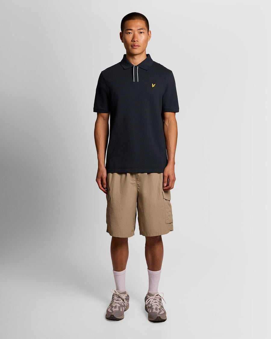 Uomo con polo con abbottonatura a punta in blu navy scuro