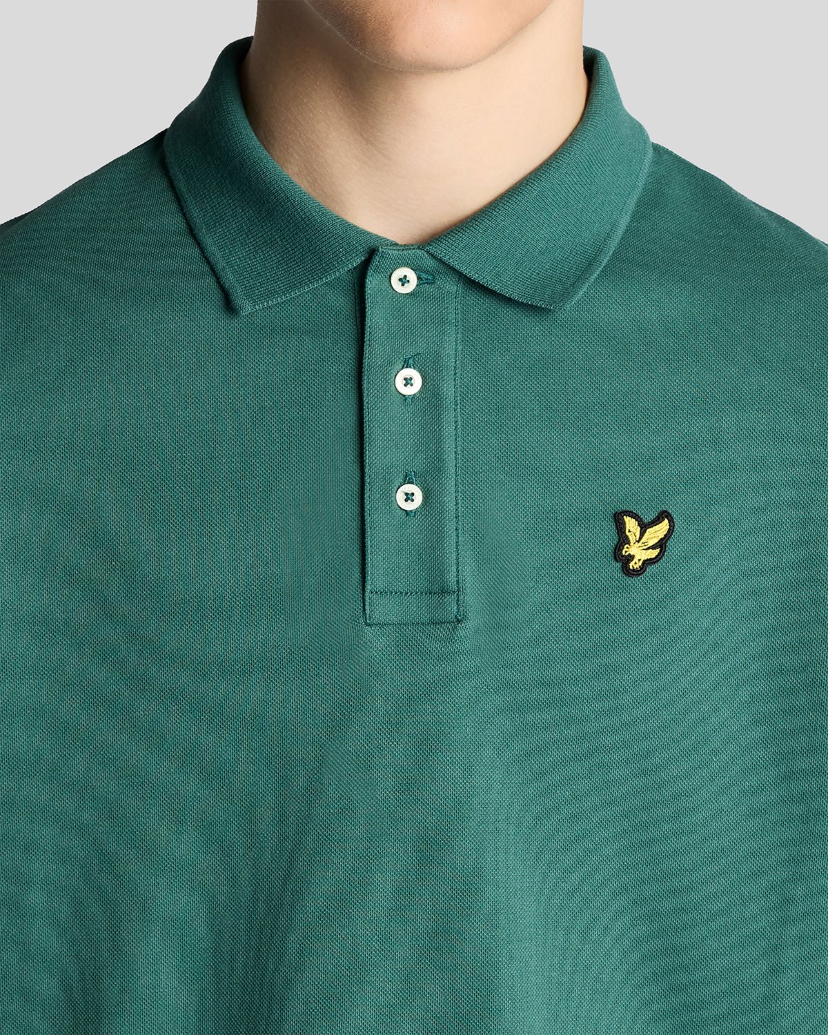 Un homme porte un polo en coton dans les Everglades
