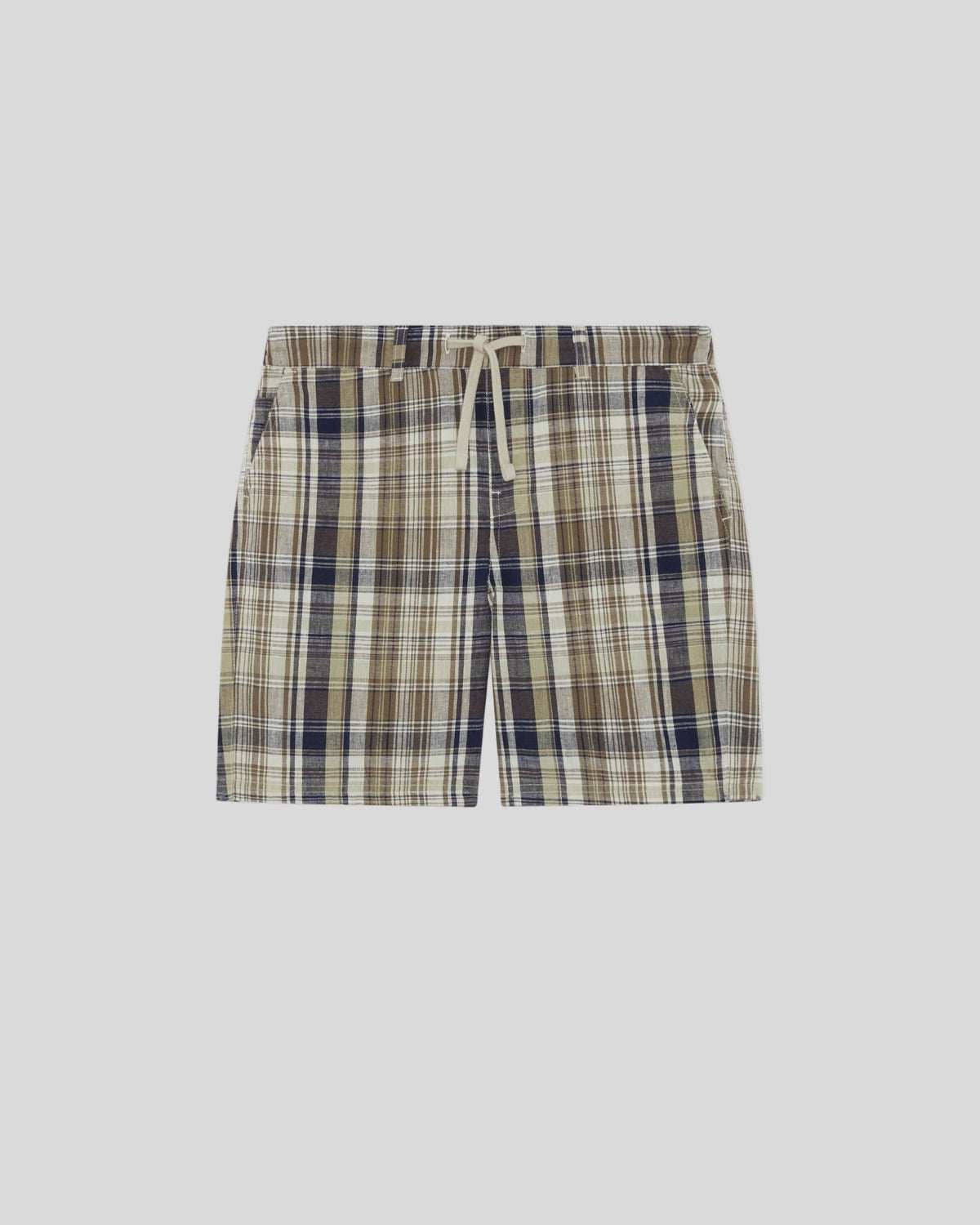 Uomo con pantaloncini a quadri in misto lino, colore verde erba