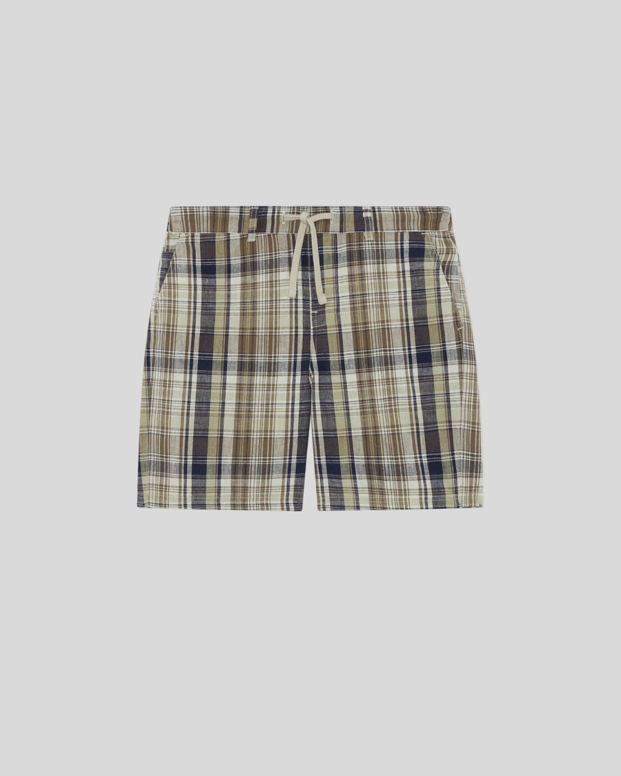 Uomo con pantaloncini a quadri in misto lino, colore verde erba