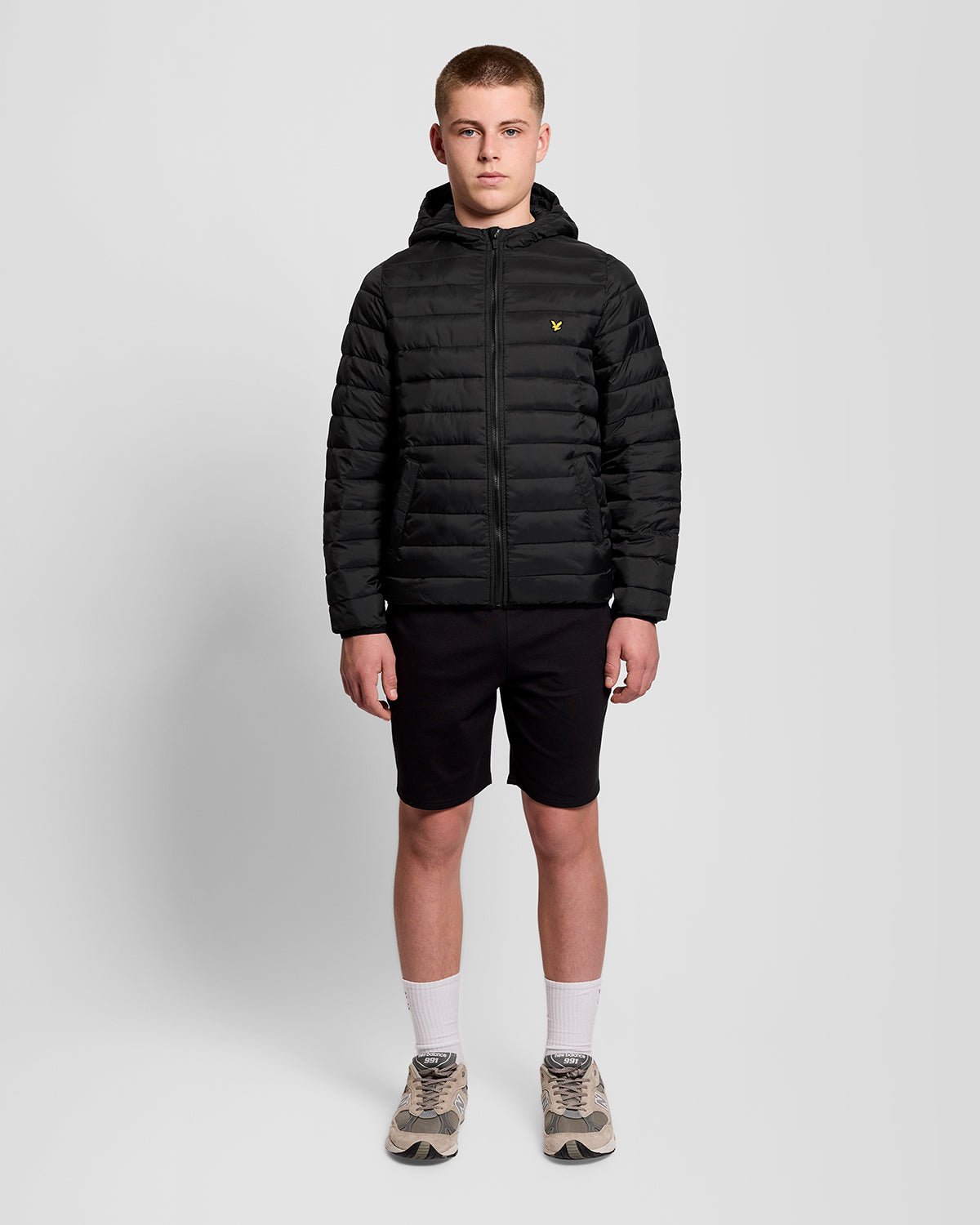 Hombre con chaqueta acolchada plegable en negro azabache