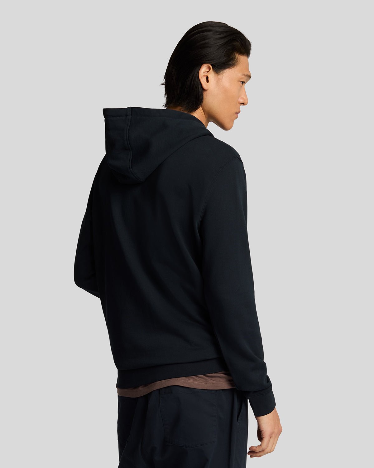 Homme portant un sweat à capuche en coton ultra-fin à revers, bleu marine foncé