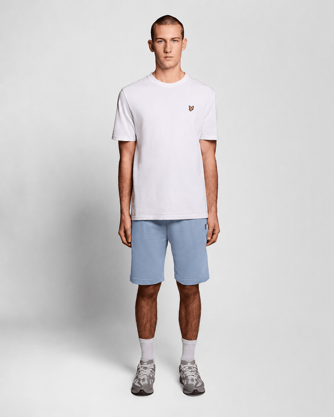 Un homme porte un short de sport en coton bleu opale