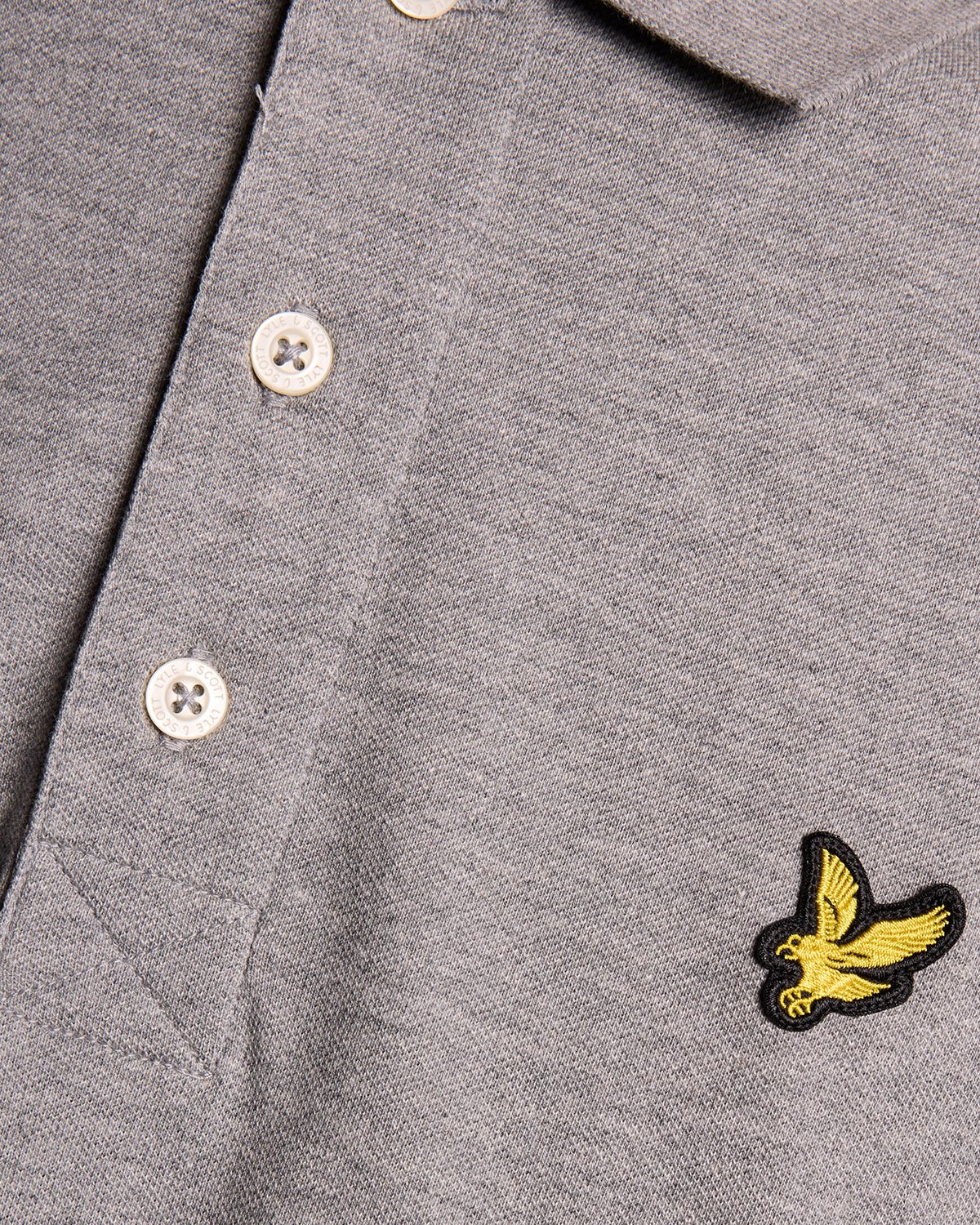 Homme portant un polo en coton gris chiné moyen