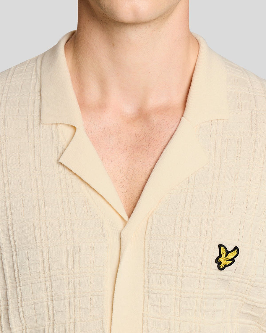 Un homme porte une chemise de vacances en maille à col Revere, couleur « Ice Cream »