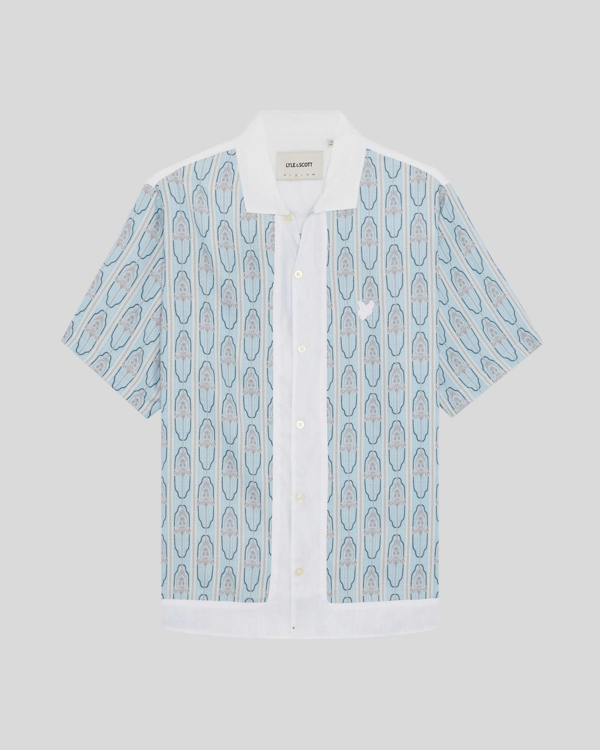 Homme portant une chemise à manches courtes à motif floral, couleur crème amande/bleu de Parme