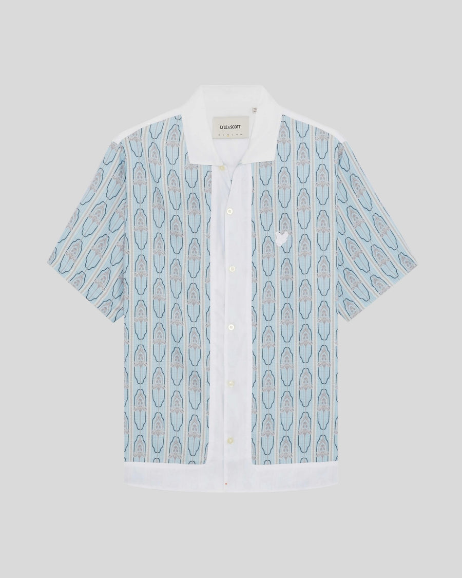 Homme portant une chemise à manches courtes à motif floral, couleur crème amande/bleu de Parme