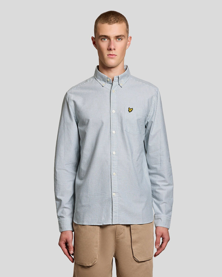 Homme portant une chemise Oxford à rayures, couleur Everglade/Blanc
