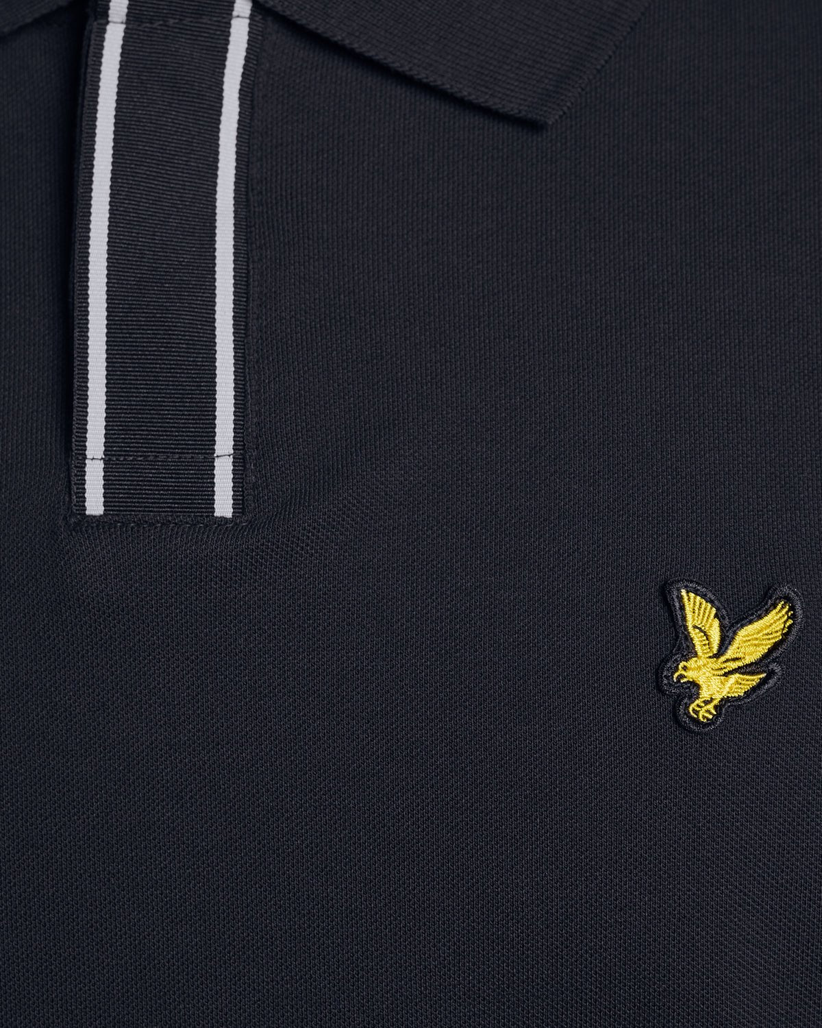 Uomo con polo con abbottonatura a punta in blu navy scuro