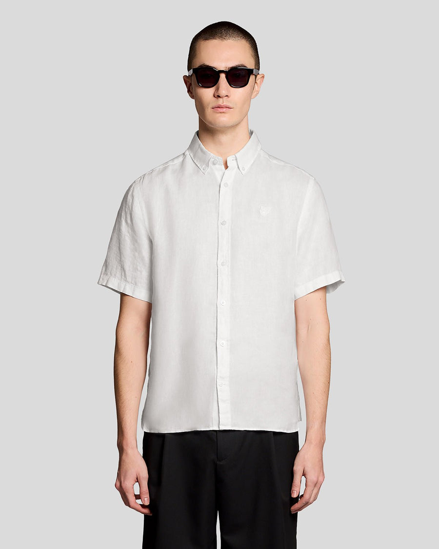Un homme porte une chemise en lin à manches courtes blanche