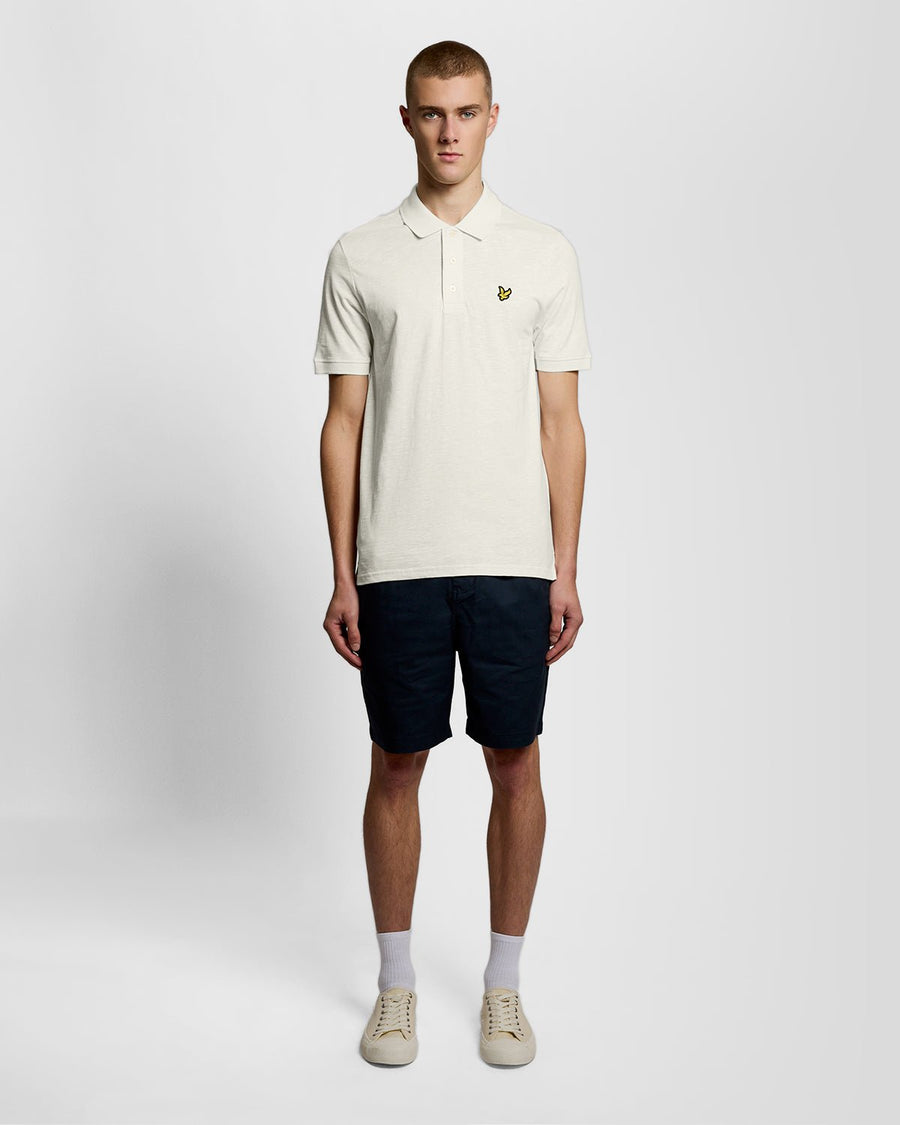 Un homme porte un polo en coton fin texturé, couleur « Ice Cream »