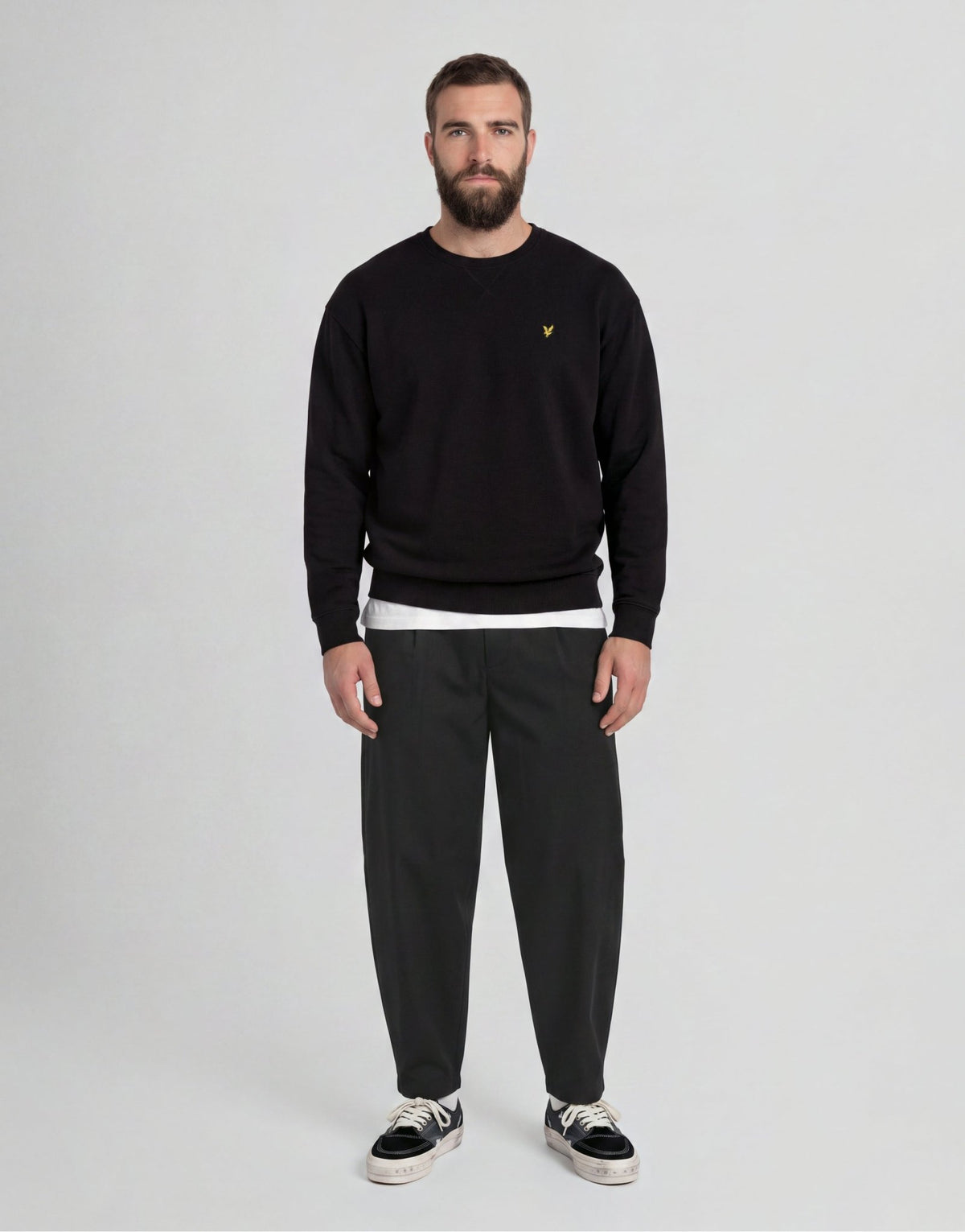 Mann trägt ein Sweatshirt aus Baumwolle mit Rundhalsausschnitt in Tiefschwarz