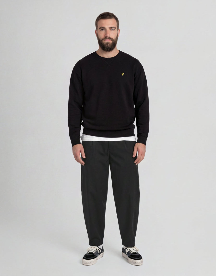 Mann trägt ein Sweatshirt aus Baumwolle mit Rundhalsausschnitt in Tiefschwarz