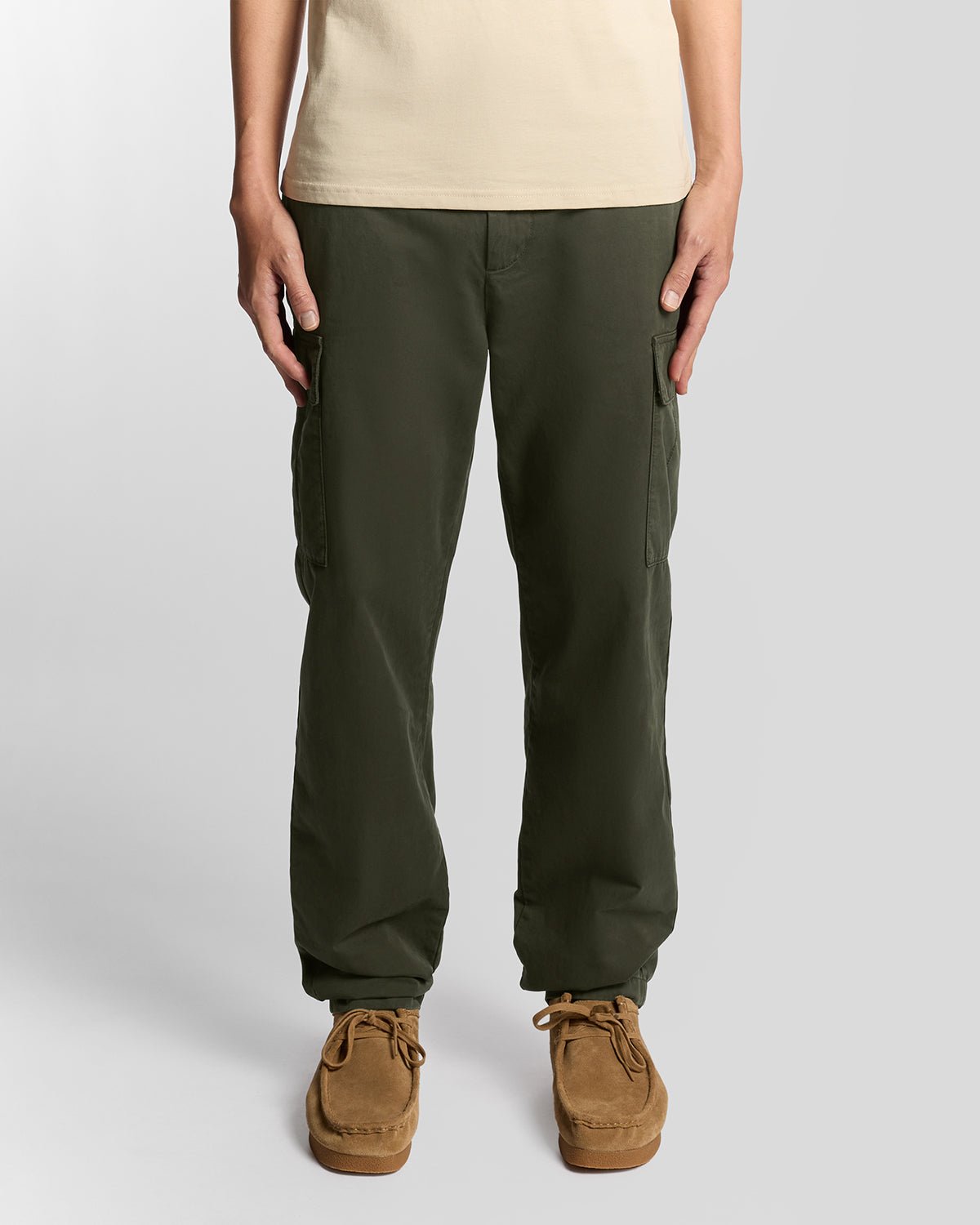 Homme portant un pantalon cargo à poches, couleur olive