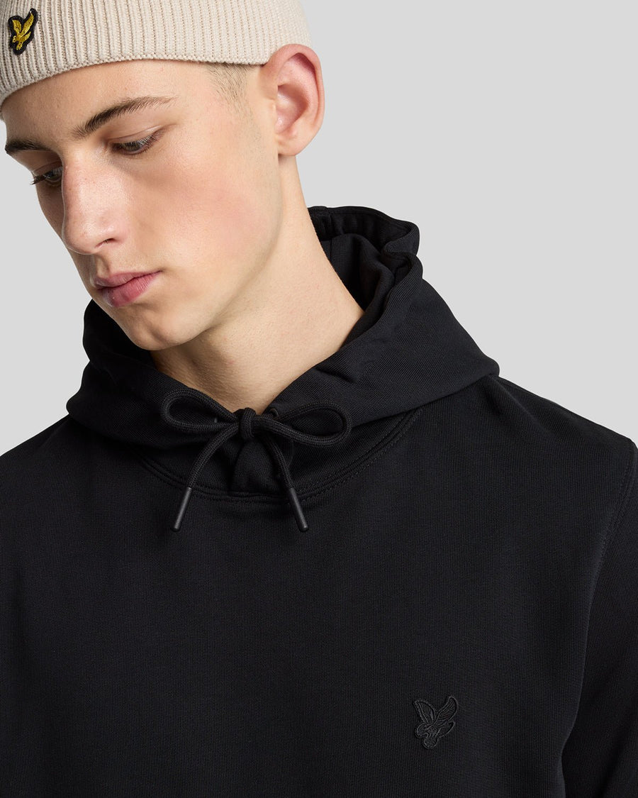 Hombre con sudadera con capucha de algodón superfino de punto rizado en negro azabache