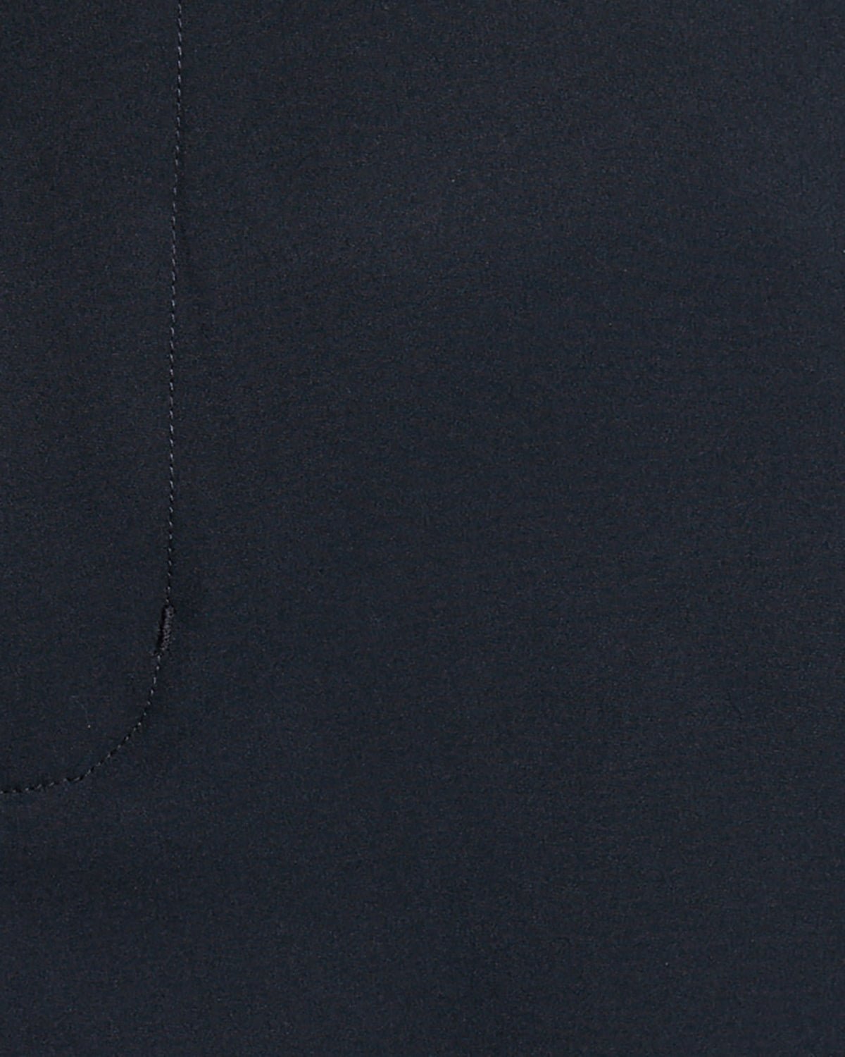 Un homme porte un short technique léger bleu marine foncé