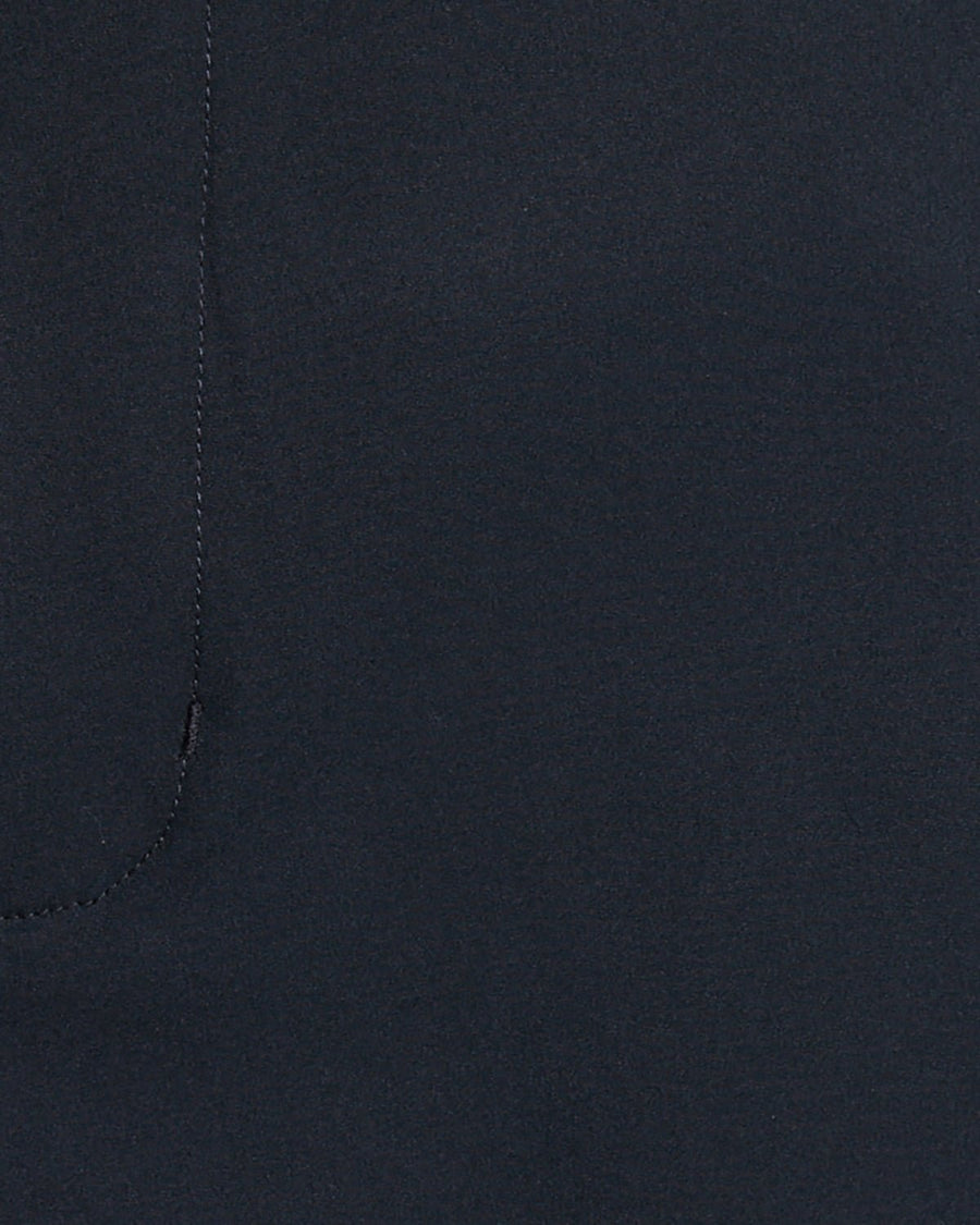 Un homme porte un short technique léger bleu marine foncé