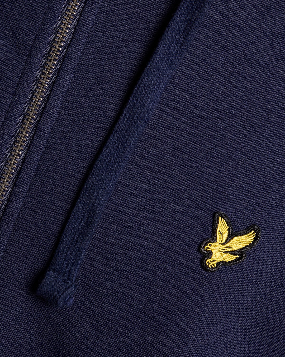 Homme portant un sweat à capuche en coton Loopback à fermeture éclair intégrale, couleur bleu marine