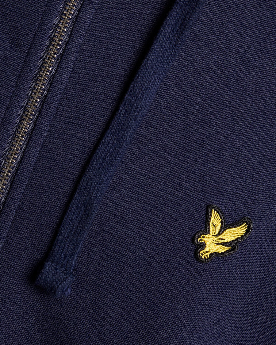 Homme portant un sweat à capuche en coton Loopback à fermeture éclair intégrale, couleur bleu marine