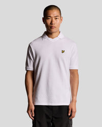 Hombre con polo de cuello americano en color blanco