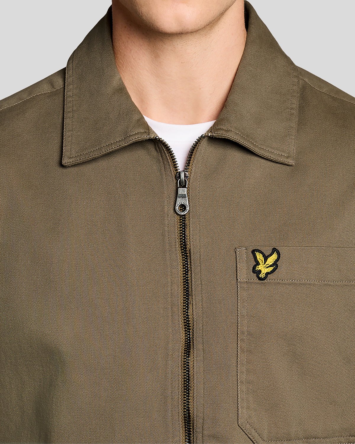 Uomo con overshirt leggera con lavaggio enzimatico in color kaki cenere