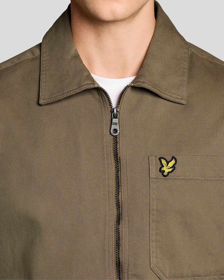 Uomo con overshirt leggera con lavaggio enzimatico in color kaki cenere