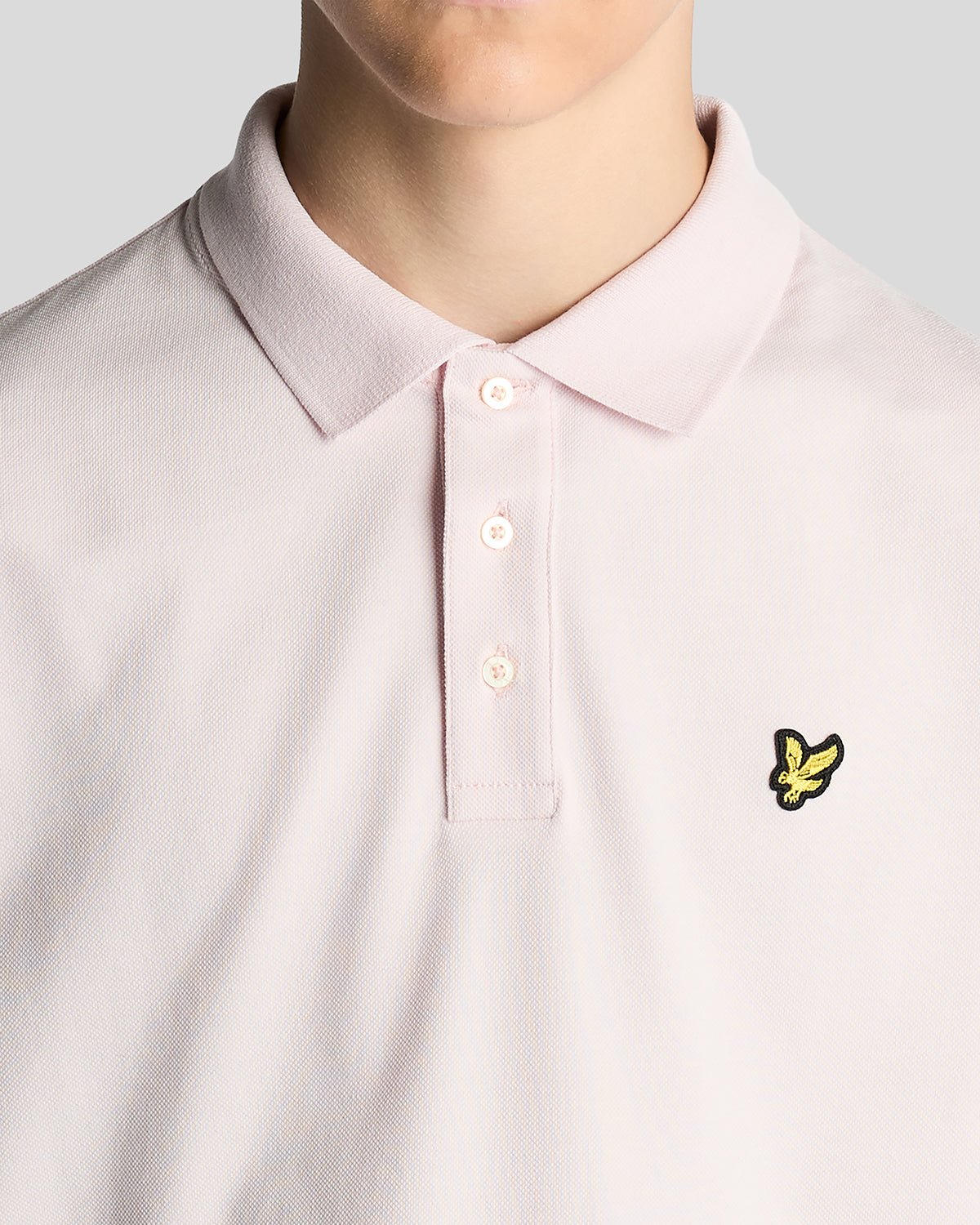 Uomo con polo in cotone rosa chiaro