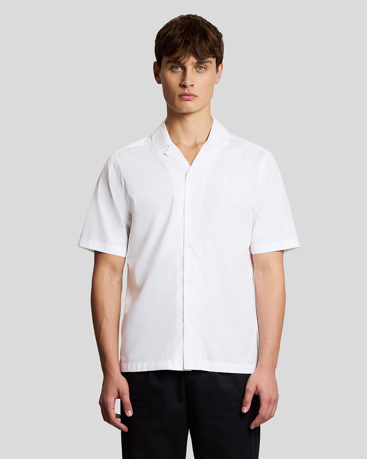Uomo con camicia in popeline con colletto Revere, colore bianco