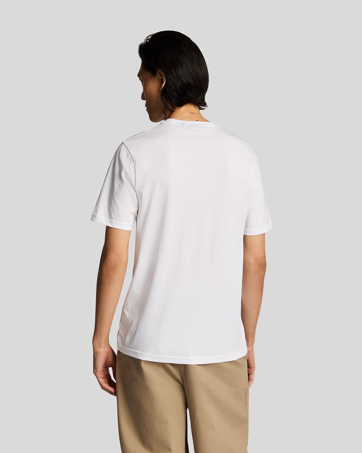 Homme portant un t-shirt en coton ultra-fin blanc