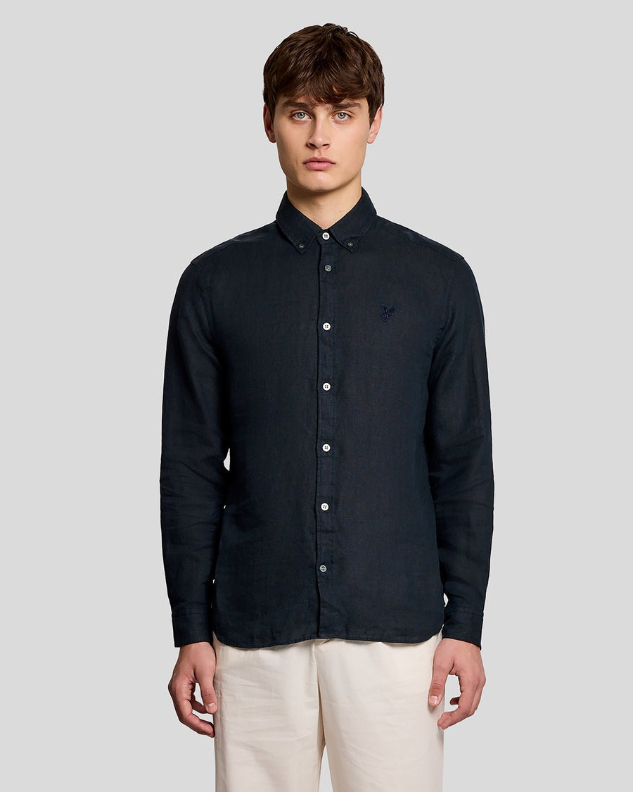 Un homme porte une chemise boutonnée en lin couleur carbone