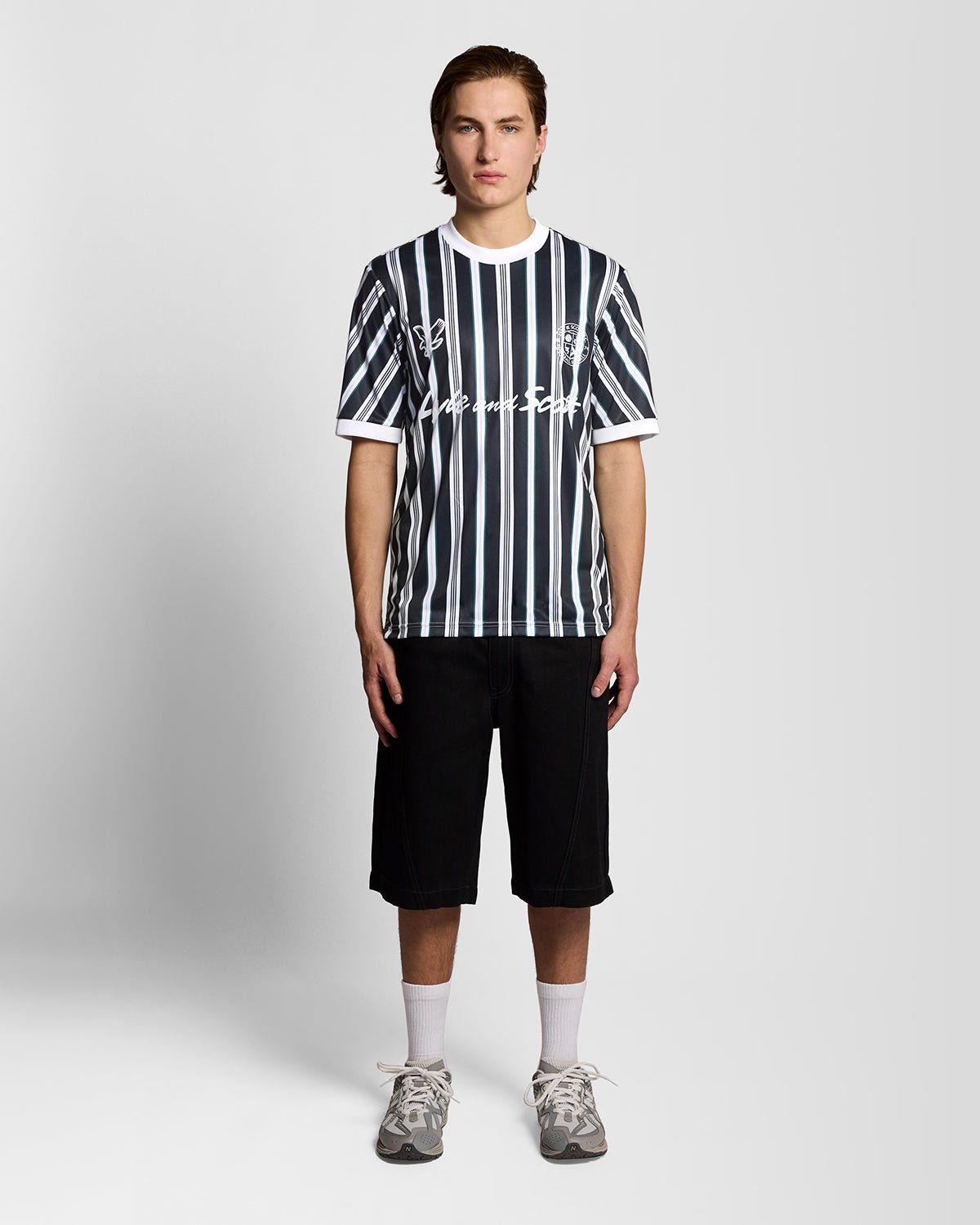Homme portant un maillot de football à rayures « Prep Stripe » bleu marine foncé