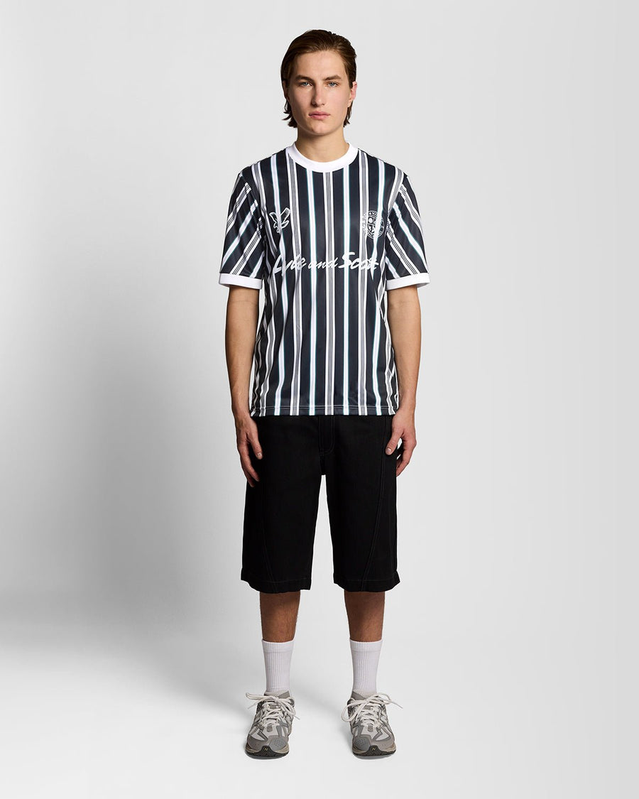 Homme portant un maillot de football à rayures « Prep Stripe » bleu marine foncé