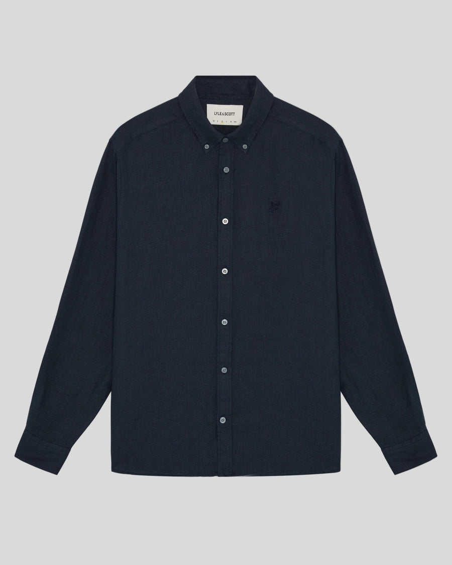 Un homme porte une chemise boutonnée en lin couleur carbone