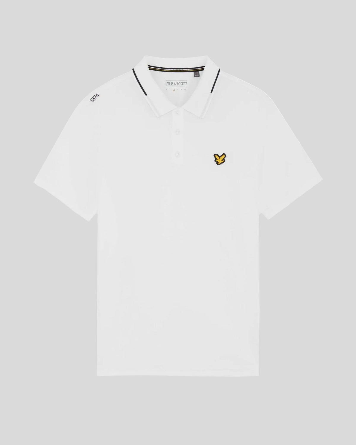 Un homme porte un polo technique à bordures contrastées, de couleur blanche