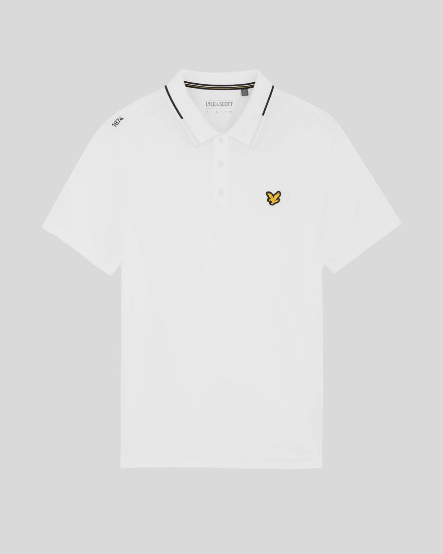 Un homme porte un polo technique à bordures contrastées, de couleur blanche