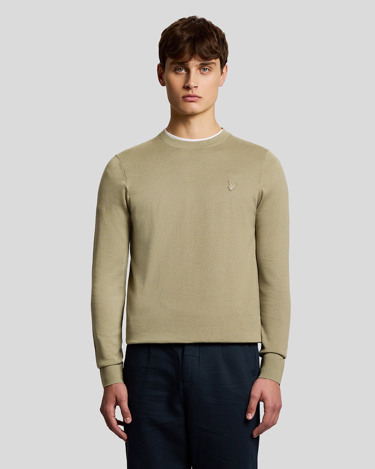 Homme portant un pull à col rond en coton ultra-fin de la marque Sage Uniform