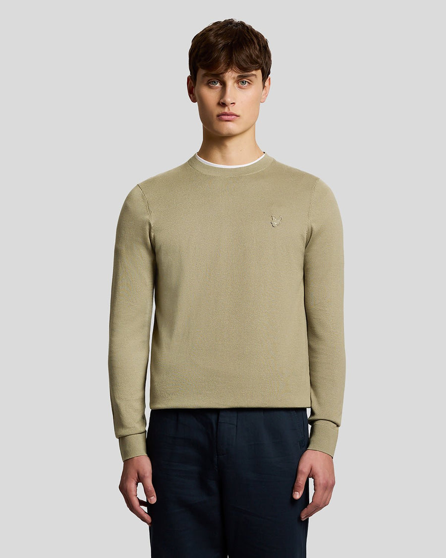Homme portant un pull à col rond en coton ultra-fin de la marque Sage Uniform