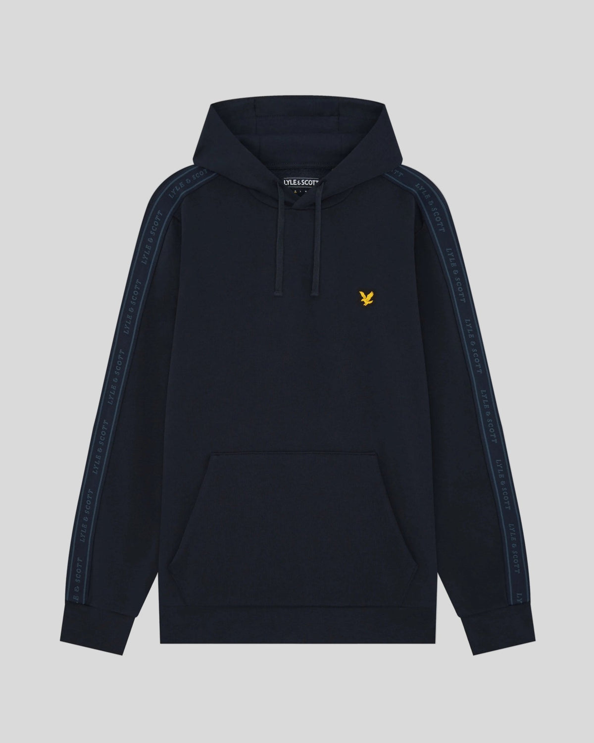 Hombre lleva sudadera con capucha Sports Tape de mezcla de algodón en azul marino oscuro.
