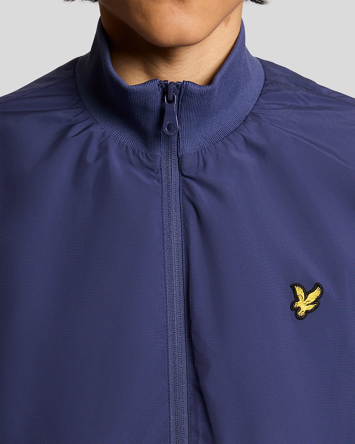 Hombre lleva chaqueta de cuello alto color azul marino intenso