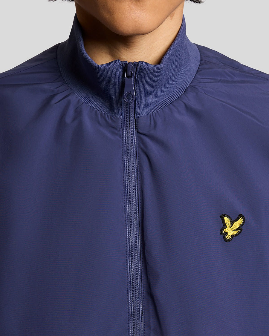 Hombre lleva chaqueta de cuello alto color azul marino intenso