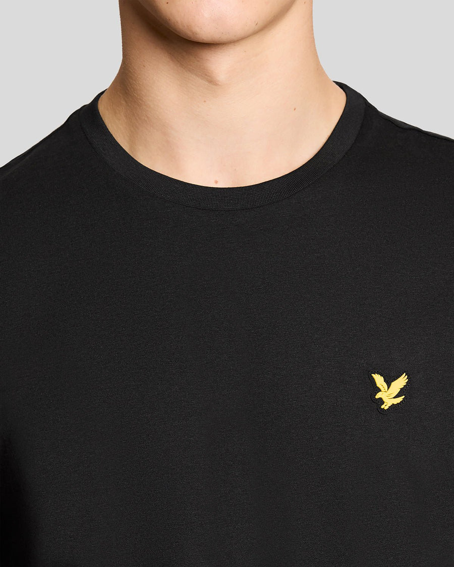 Hombre con camiseta deportiva en negro azabache