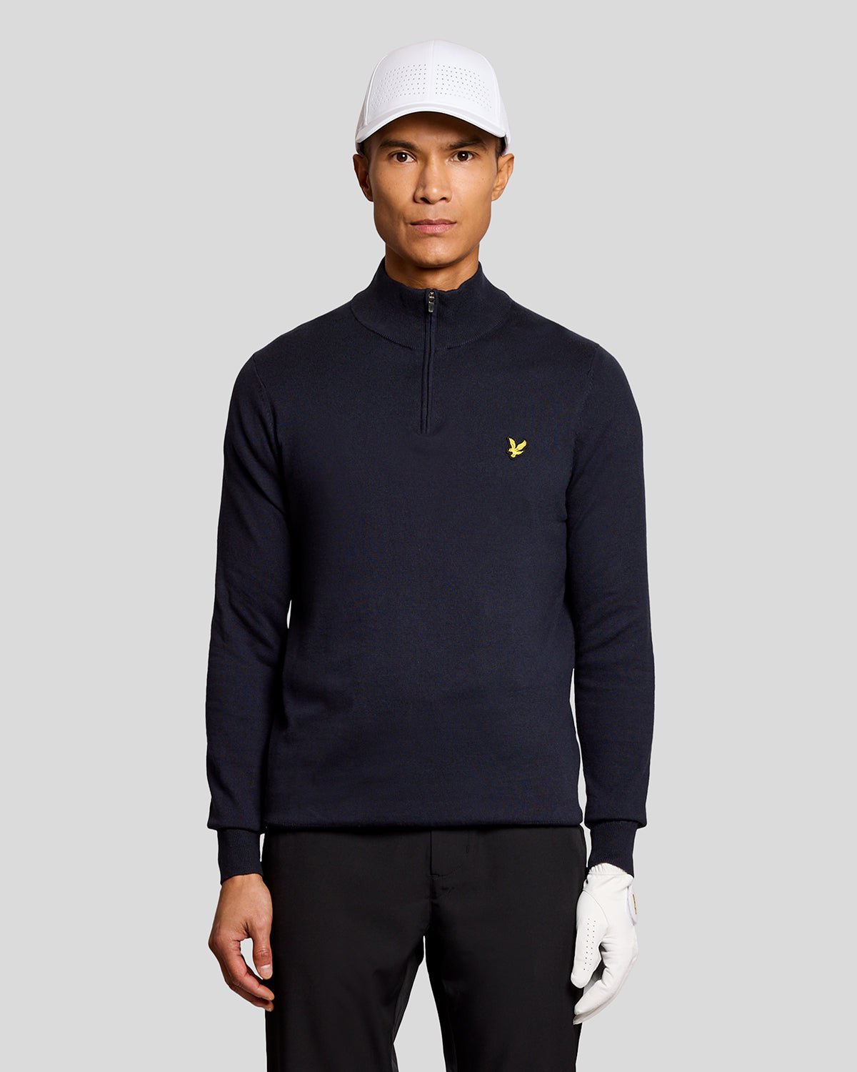 Homme portant un pull Performance à fermeture éclair 1/4 en bleu marine foncé