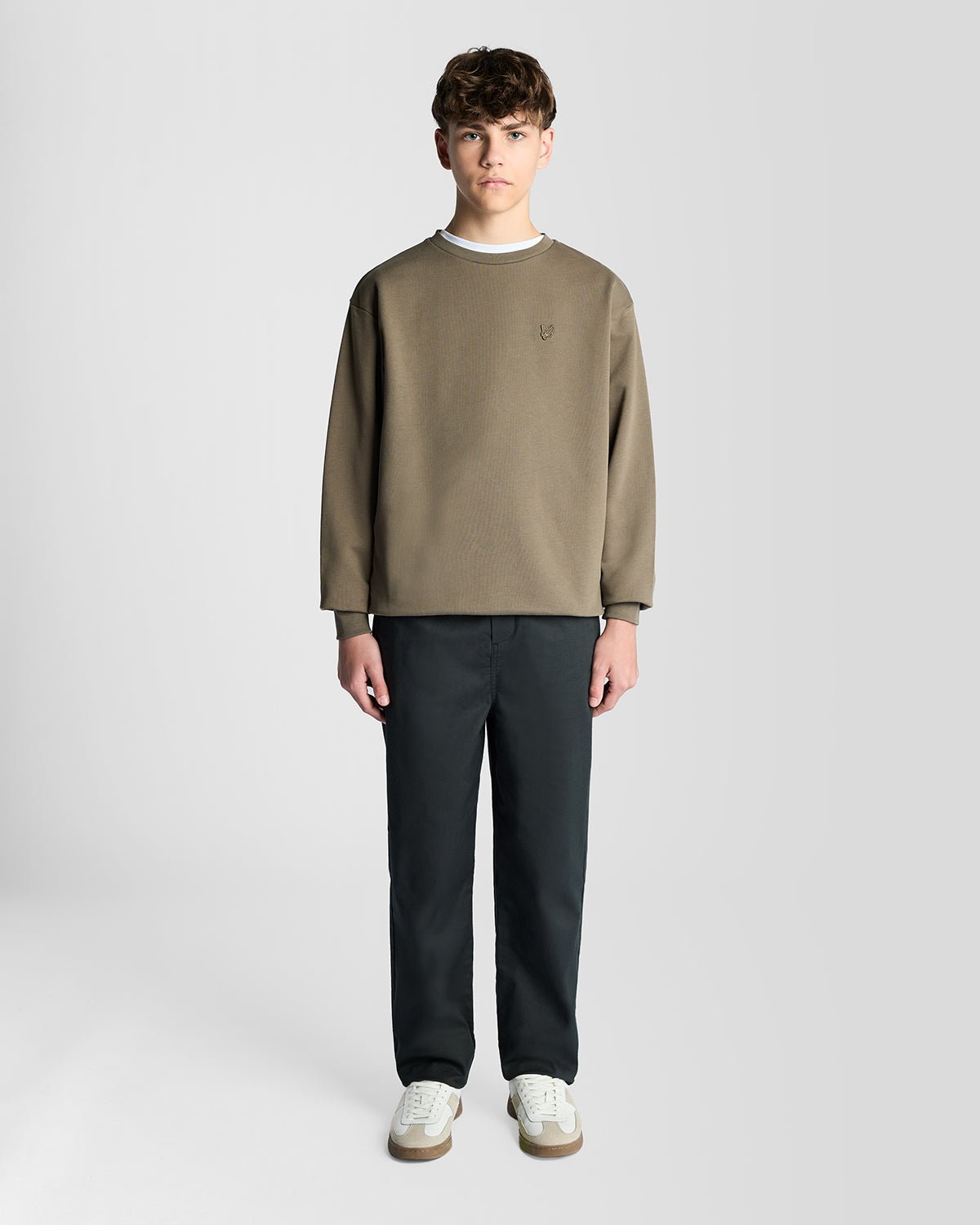 Un homme porte un sweat-shirt en coton épais de couleur kaki cendré