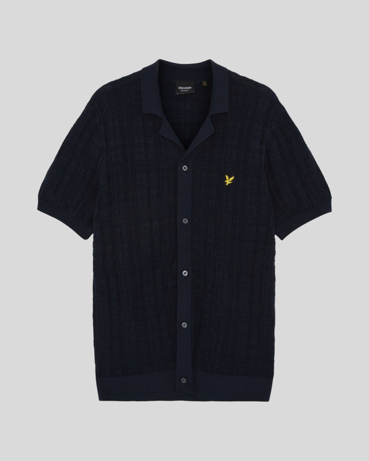 Hombre con camisa de punto de estilo «Resort» con cuello Revere en azul marino oscuro